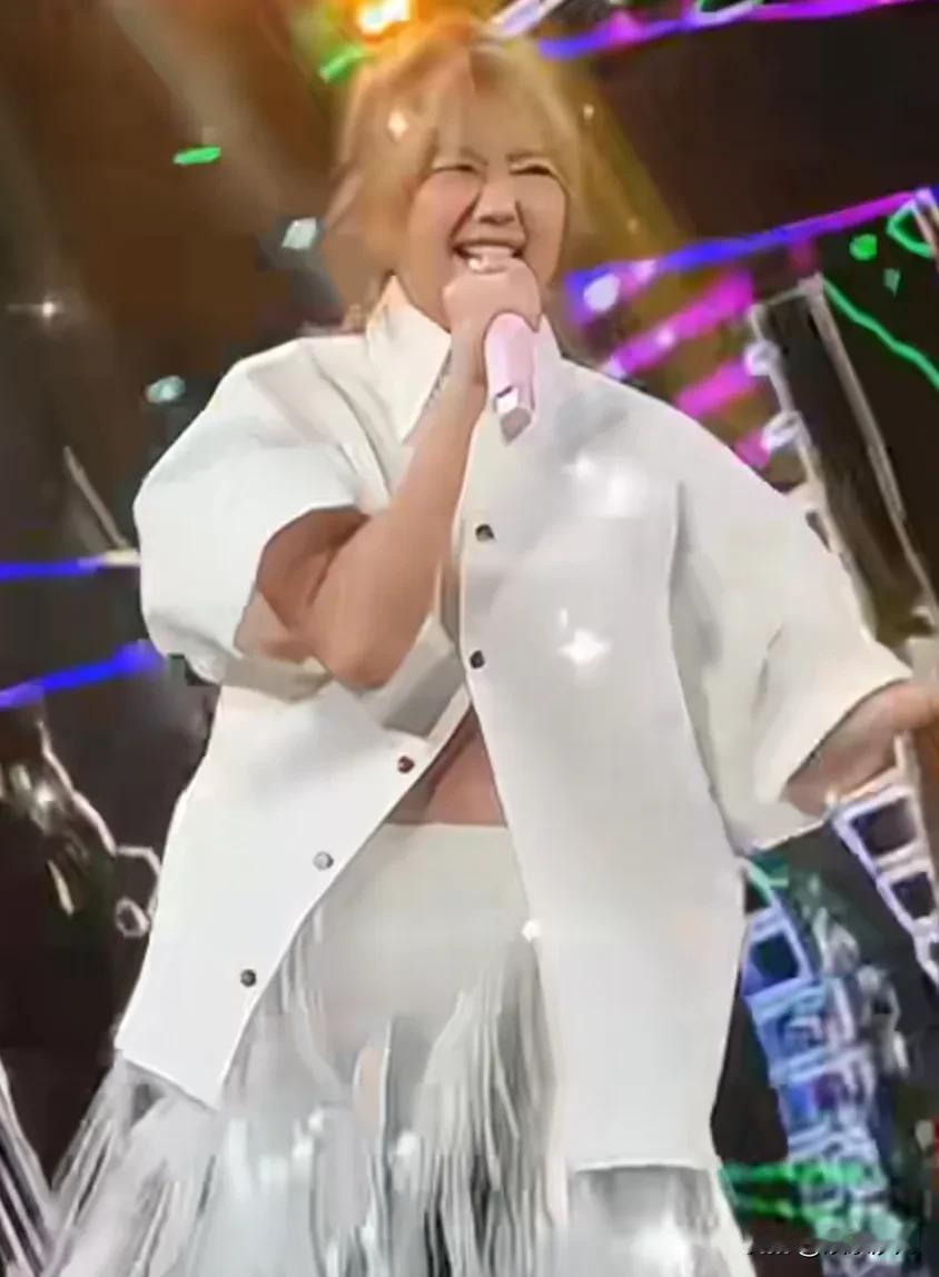 以前长不胖的孙燕姿
现在是判若两人
长得太胖了
胖得和张惠妹差不多了