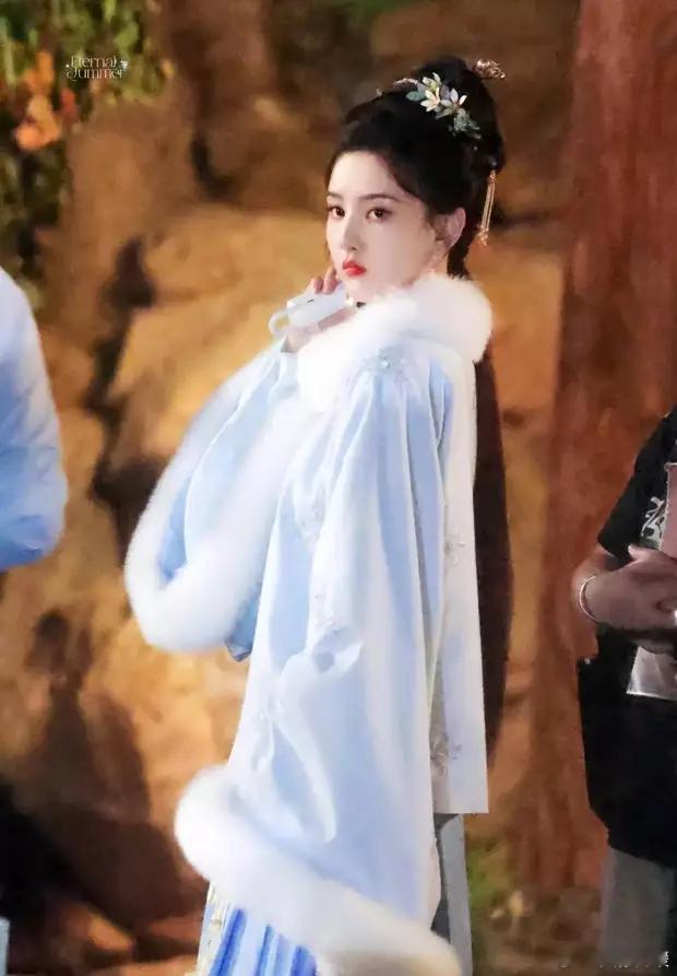 宋祖儿穿蓝色襦裙身材纤细仪态大方， 明眸皓齿楚楚动人 ​​​