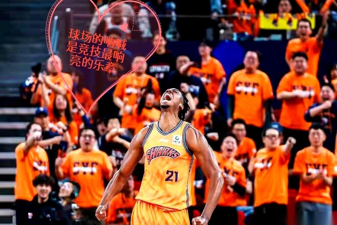 上海男篮那个外援“大白边”，最近在场上简直就是个BUG。
篮下站着，胳膊一伸，篮