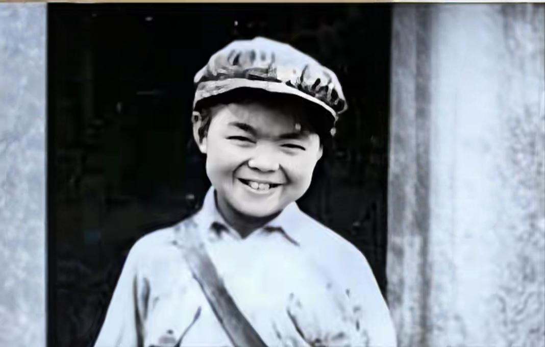 他叫向轩，是长征中年龄最小的红军战士。两岁时母亲英勇就义，7岁遵从大姨遗愿参加红
