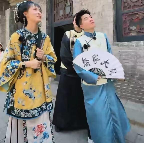 真暖心！今天，董宇辉正在欣赏乔家大院的一些砖雕时，突然！他对摄像小哥说道：

“
