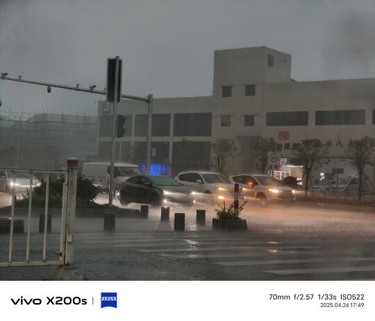 手机里有暴雨的照片？我这雨把车灯具象化了