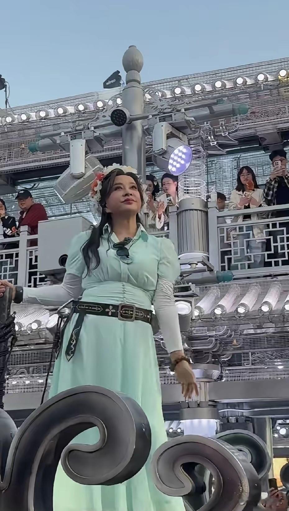 刘晓庆在“万岁山”上舞的妖娆，丝毫不顾观众的心情！
万岁山成了明星们常来打卡做N