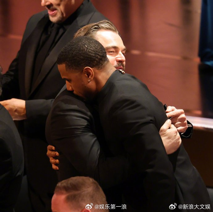 小李子祝贺迈克尔B乔丹小李子迈克尔B乔丹拥抱李奥纳多·迪卡普里奥祝贺迈克尔·B·