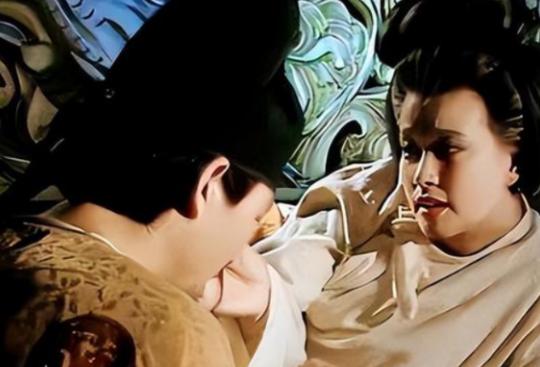 一天晚上，武则天以肚子疼为由，将御医沈南璆叫到寝宫诊脉。谁料沈南璆的手刚放在武则