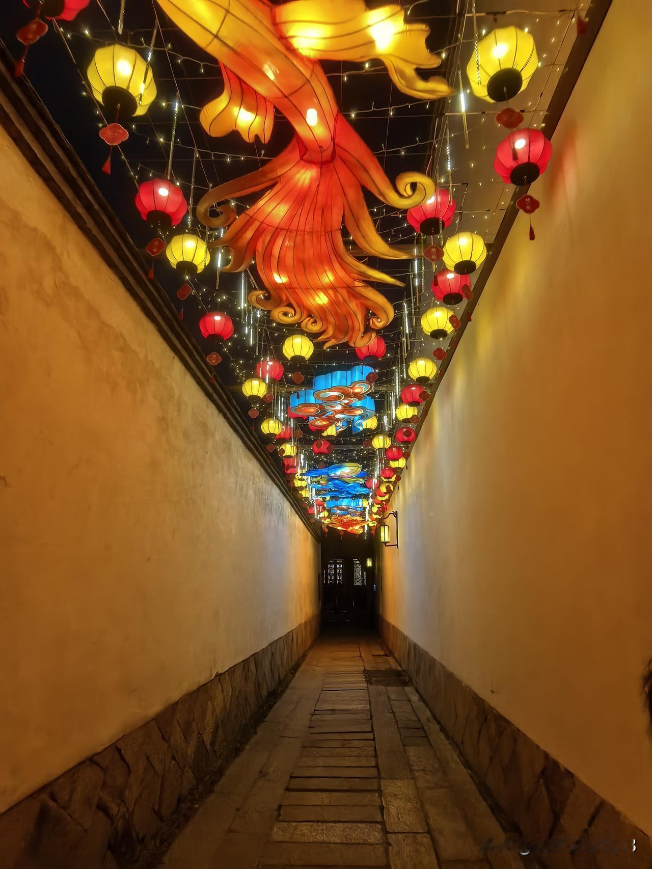 多彩坊巷，魅力无穷。来到福州，三坊七巷是必打卡的热门之地。璀璨的灯火，唤醒了千年