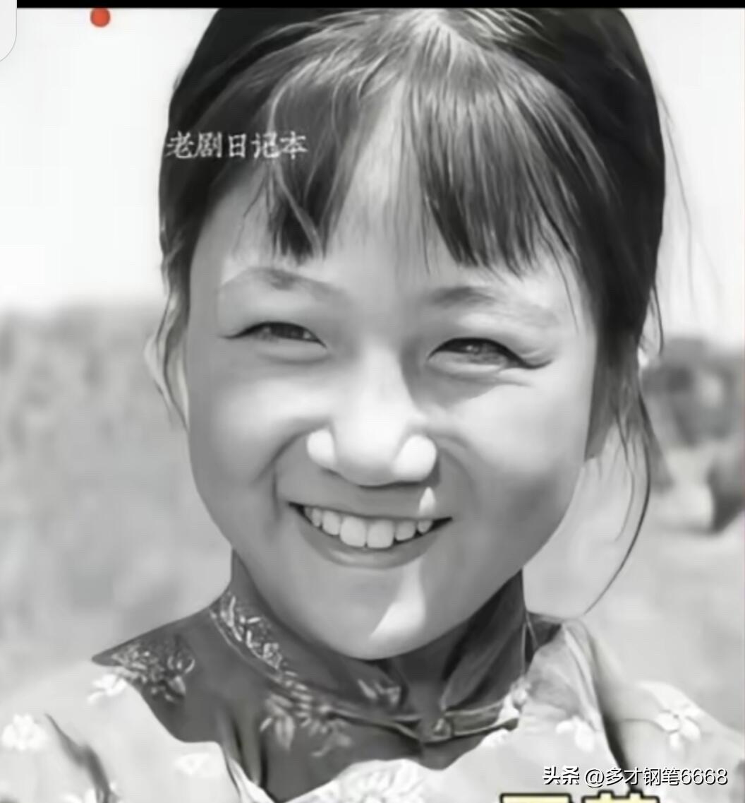 能记得这位笑容灿烂，阳光开朗的小女孩的人，如今年龄至少在四五十岁以上了。她是《小