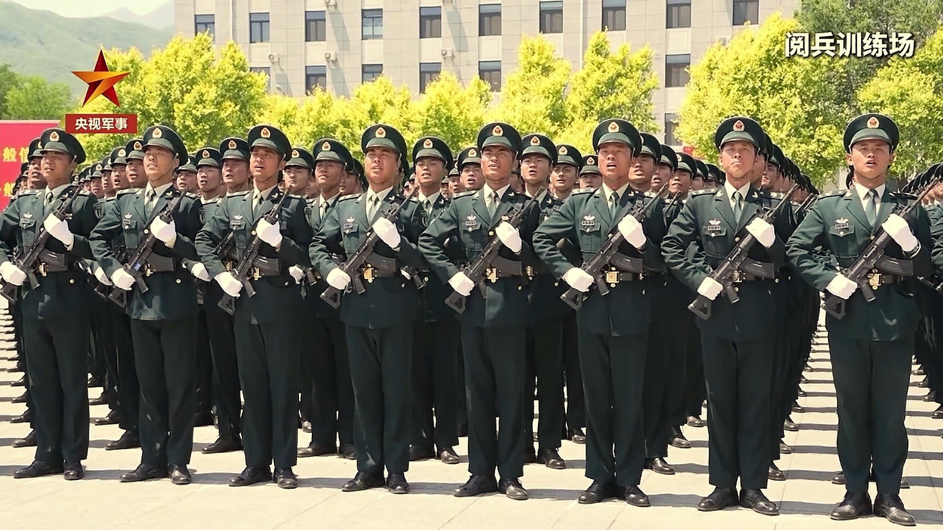 九三阅兵训练最新画面徒步方队中的火箭军方队所有队员平均年龄26岁，平均身高1.8