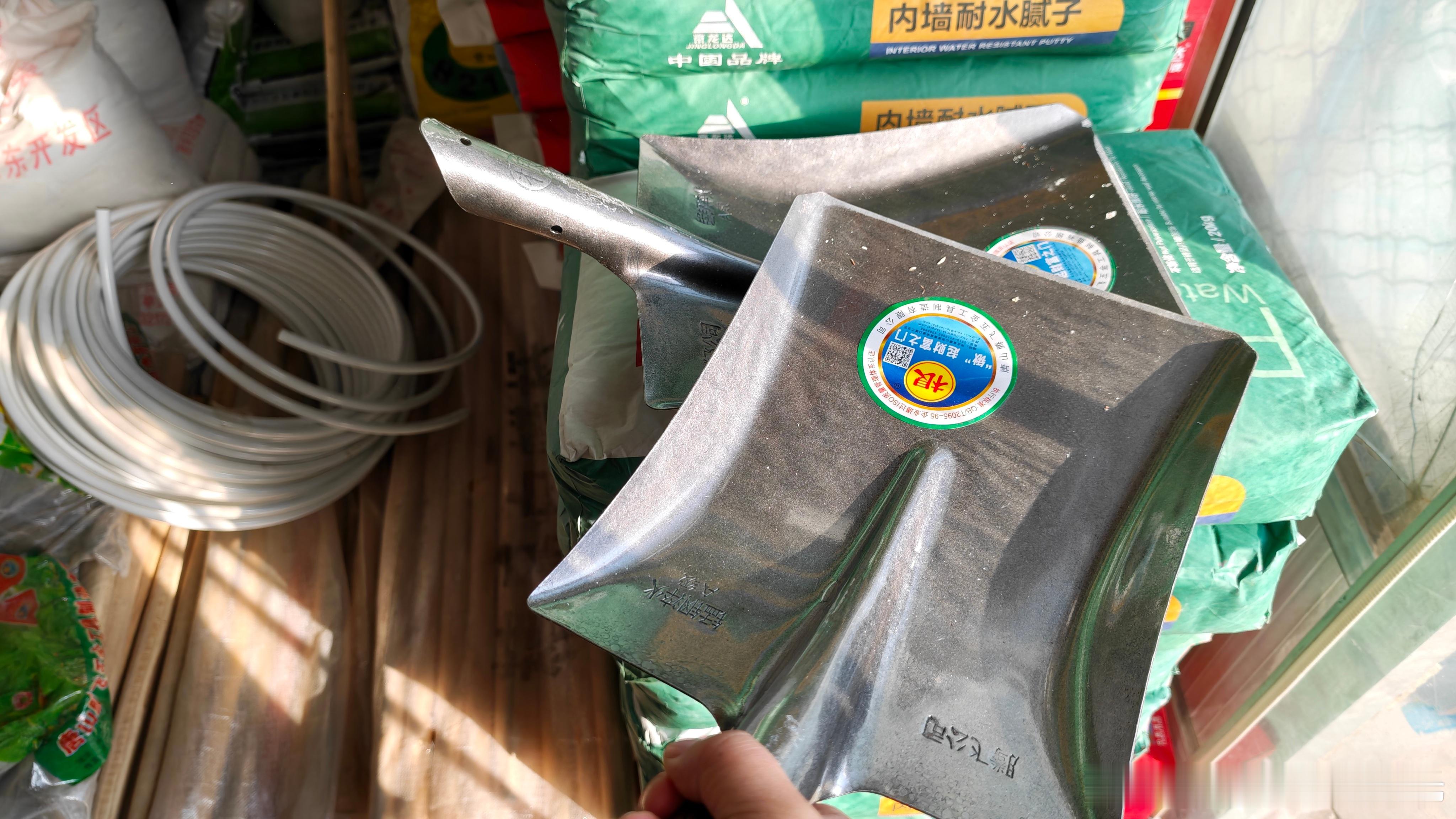 46块钱买了俩大铲子，还是开过刃的！还挺漂亮！铲起来！ 