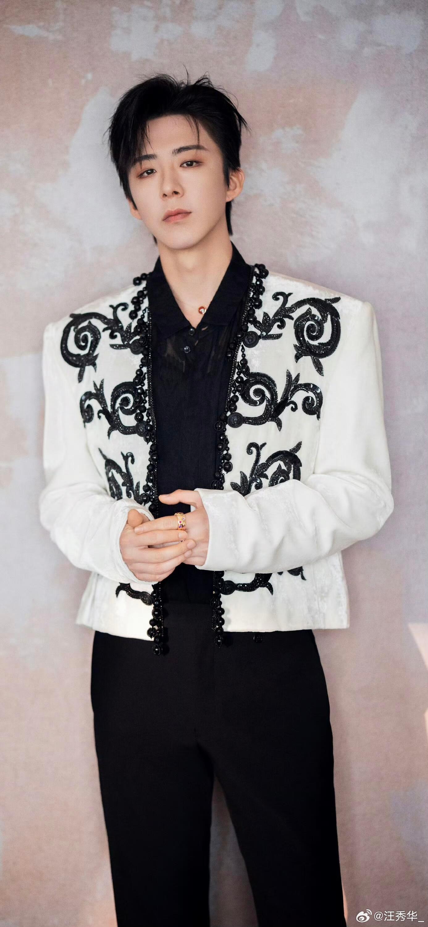 刘宇宁手捧黑玫瑰的救赎感 直播镜头里这一束黑玫瑰，是黑暗里唯一的光，救赎感拉满，