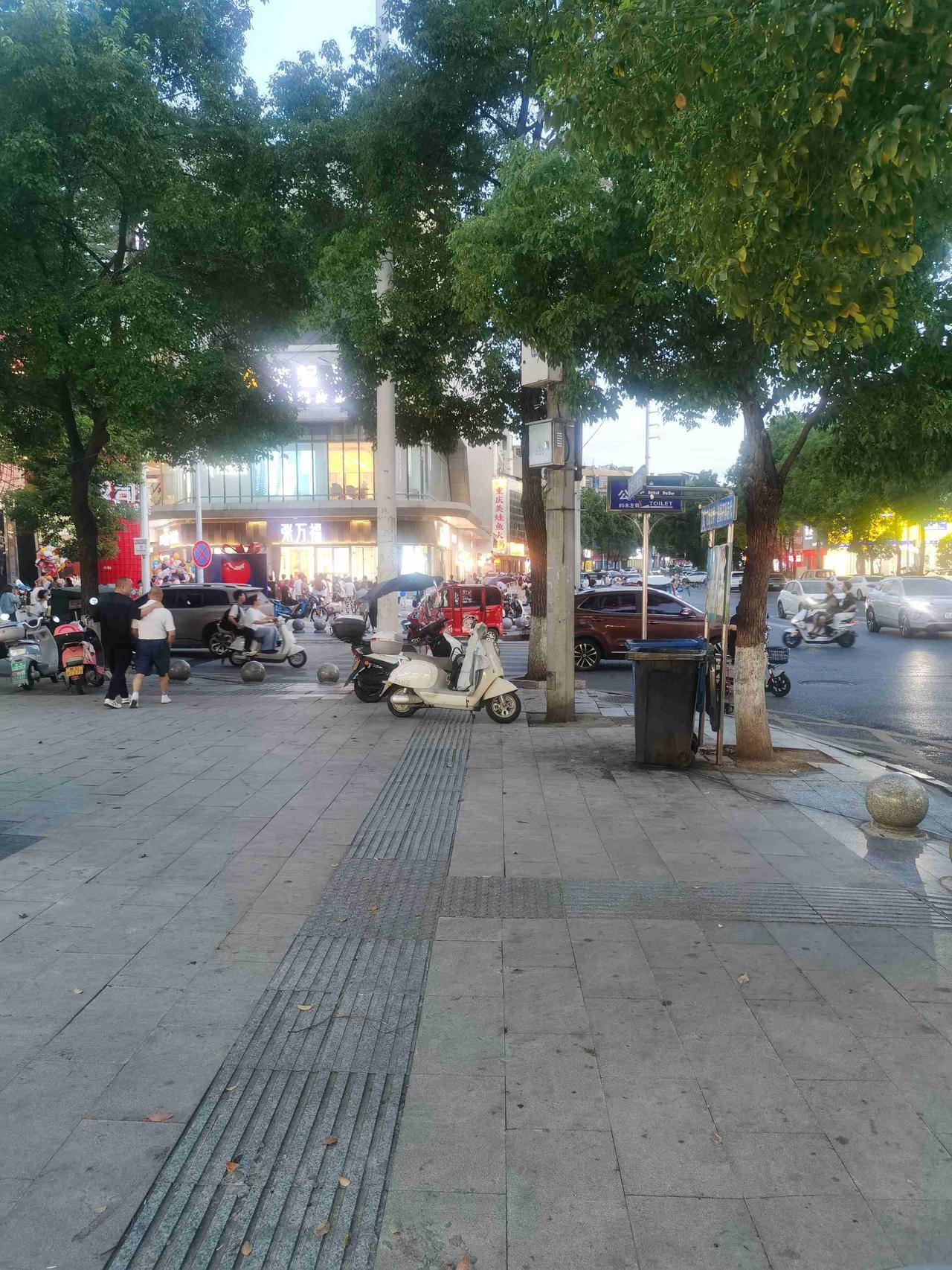 我的今日状态：😁轻松愉快
我这里的天气：☀️晴天
这是我们家乡小县城最繁华的一