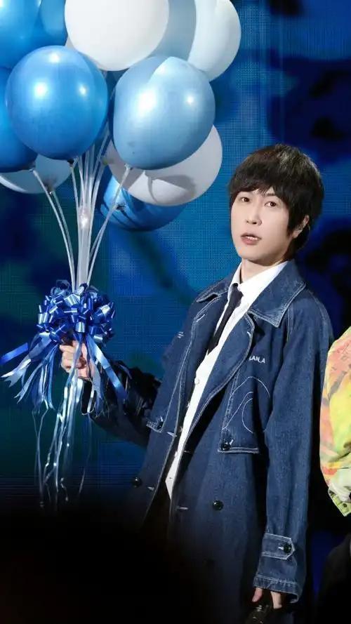 2025年12月22日晚，五月天阿信在上海“F✦FOREVER恒星之城”演唱会上