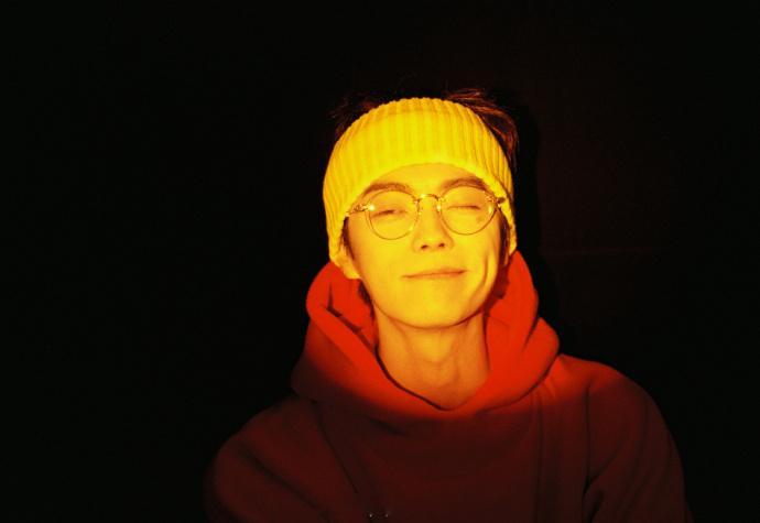 许凯把橘红色穿这么靓 橘红色的look真的是太明媚，太帅了，许凯把橘红色穿这么靓