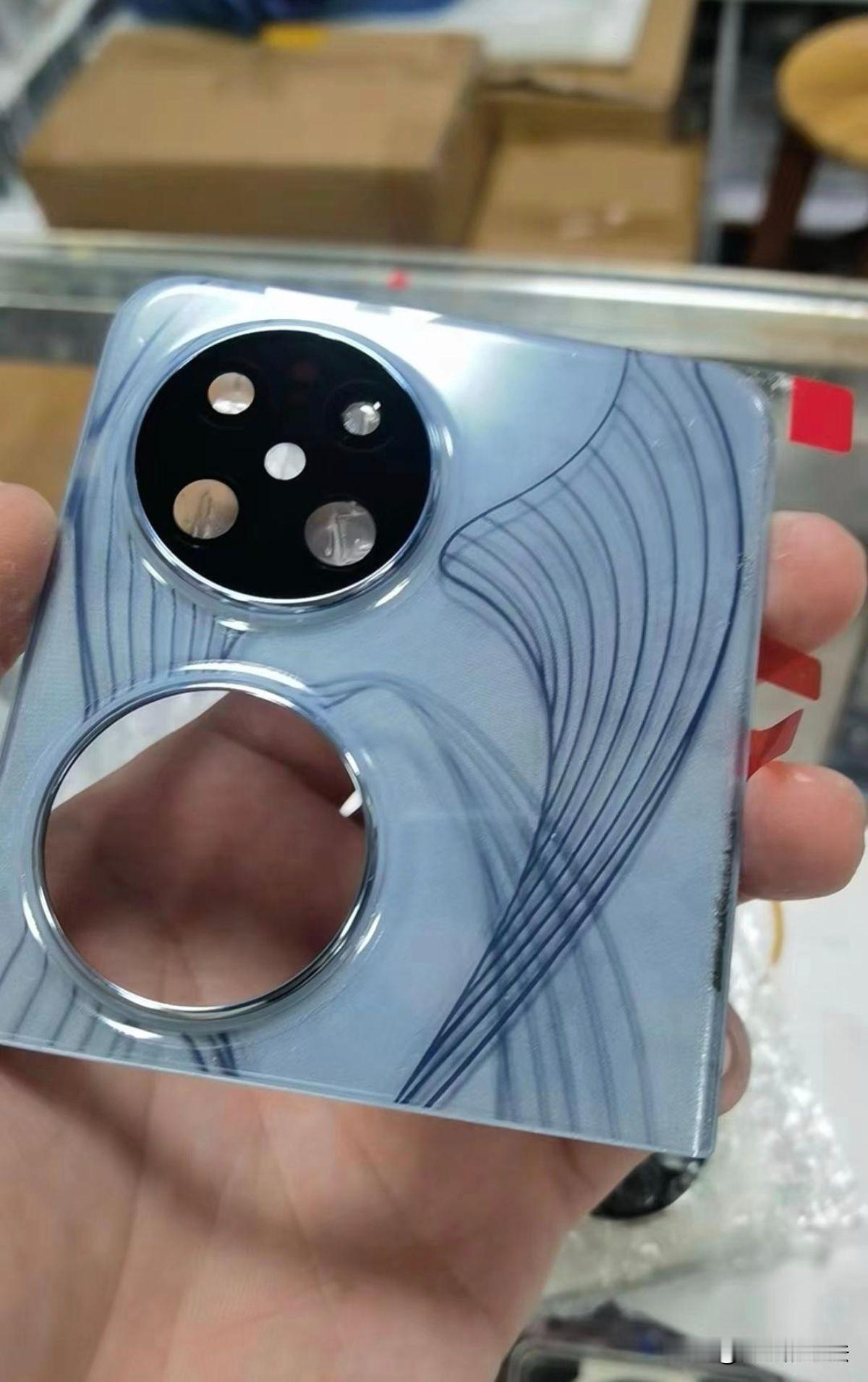 华为Pocket2后盖曝光，艺术版为3D浮雕工艺，看着确实别具一格。
简单分享一