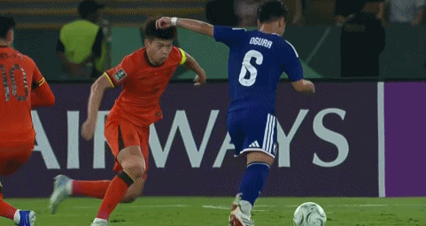 王钰栋低级失误！媒体人集体怒批：基本功太差，再不出去就晚了
在2026年U23亚