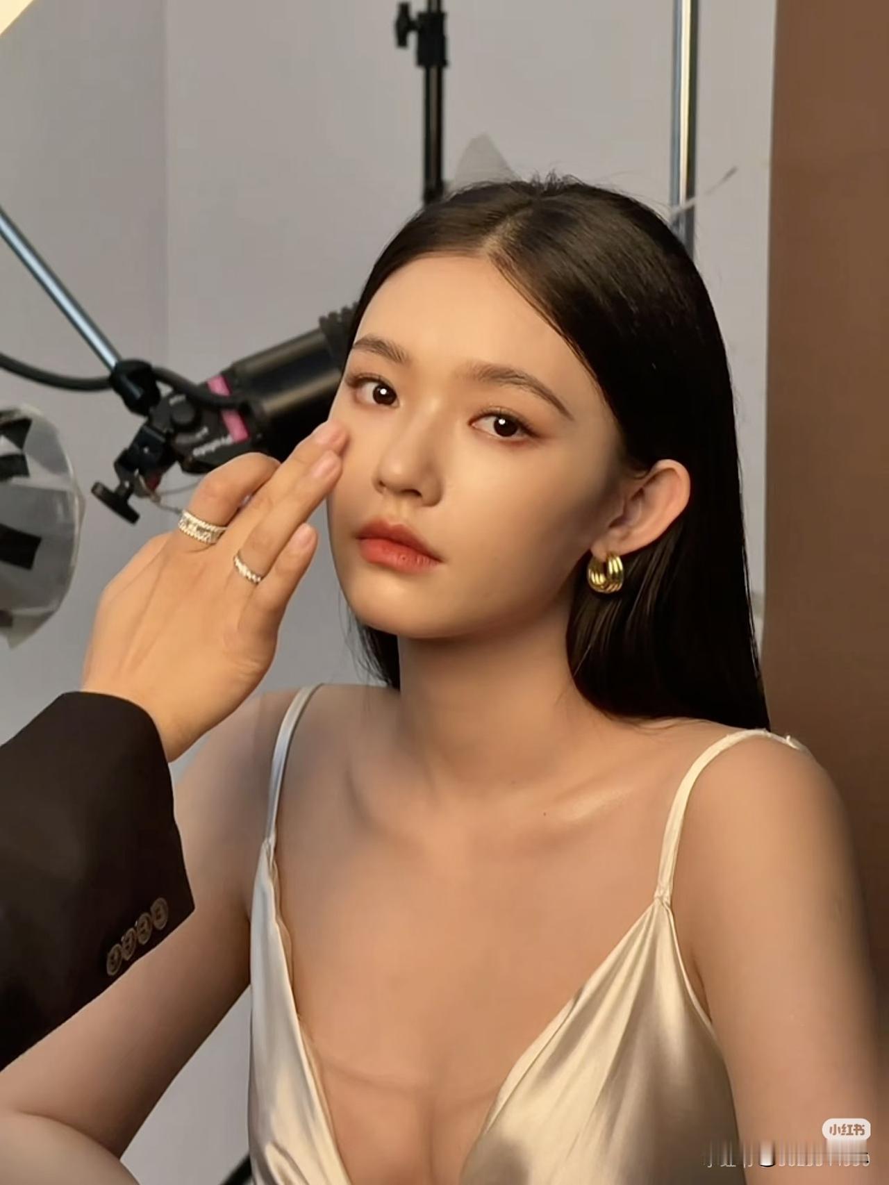 分享我这周有趣的事：最近很喜欢她，一直关注她的动态，坚决不信她跟沈腾有火花