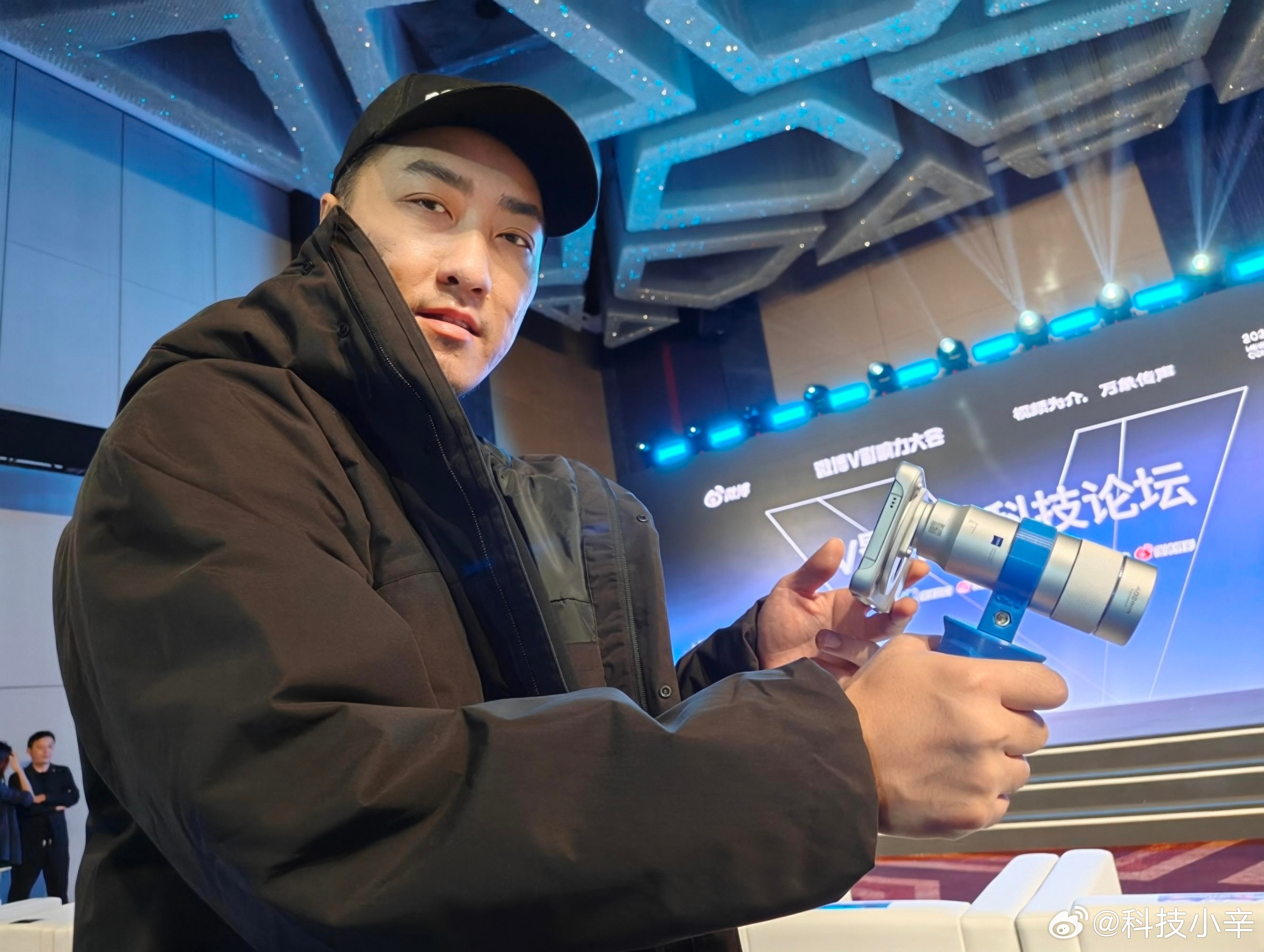 你们给评价一下，这个蓝色很丑吗？这两天好多人买，都是选白色的。 ​​​​