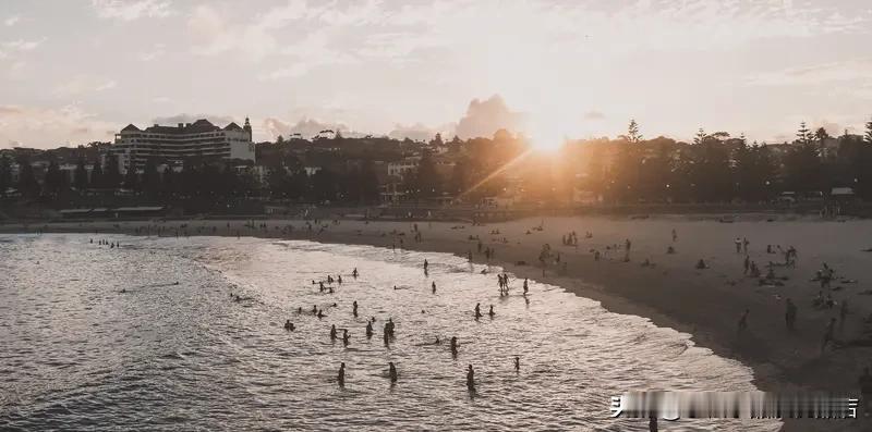 揪心！元旦凌晨，一位25岁的中国姑娘在悉尼马鲁布拉海滩，被突发的巨浪卷入海中，最