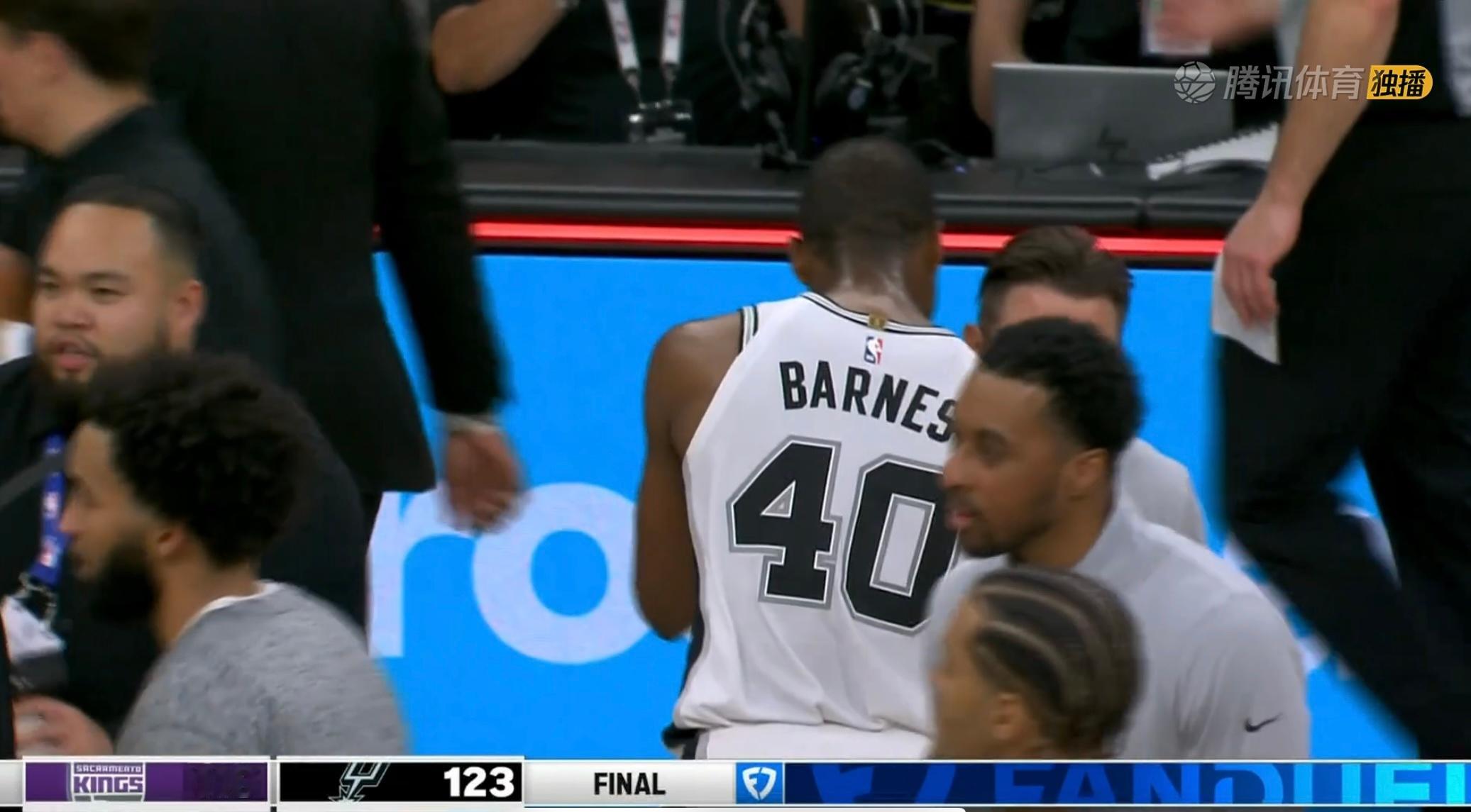 国王不敌马刺，当前战绩3胜11负。 