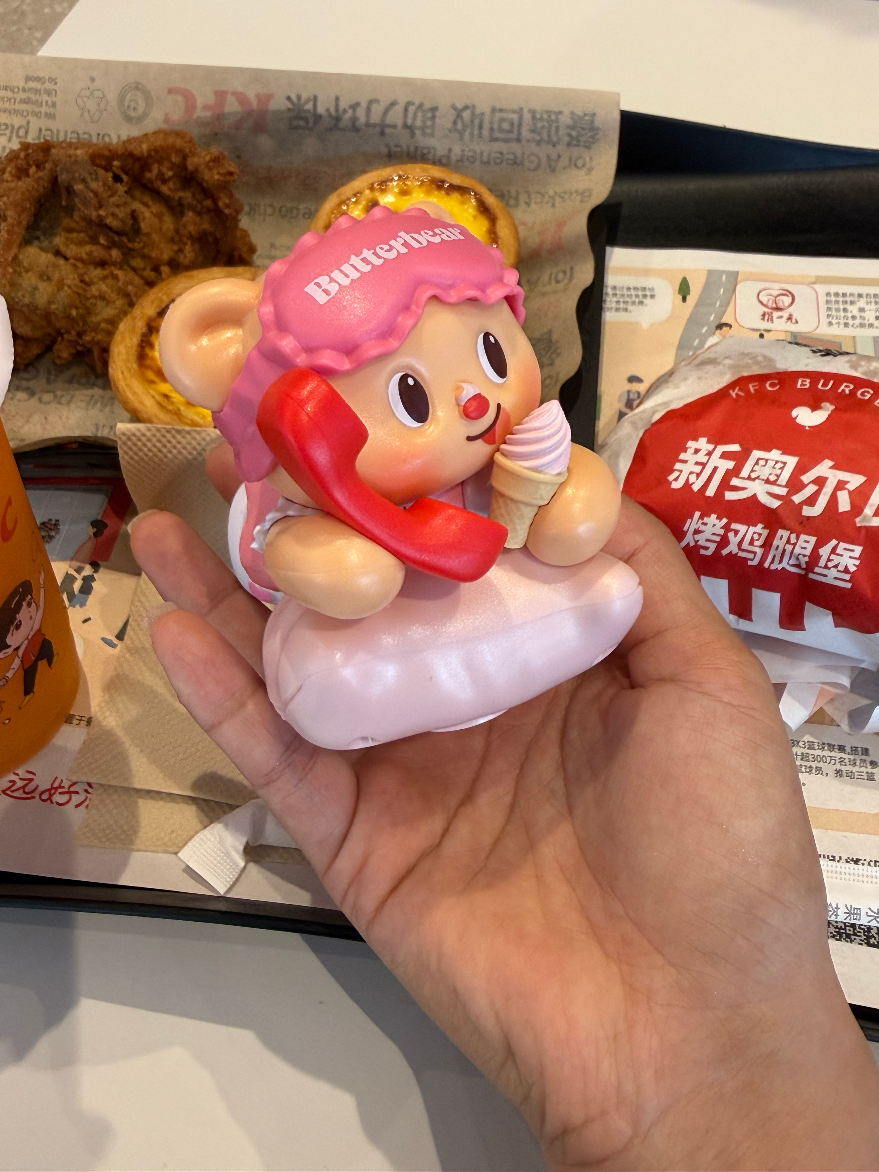 同事取餐的时候：你点的儿童套餐？我：啊哈哈哈，是啊真的还蛮可爱的 ​​​