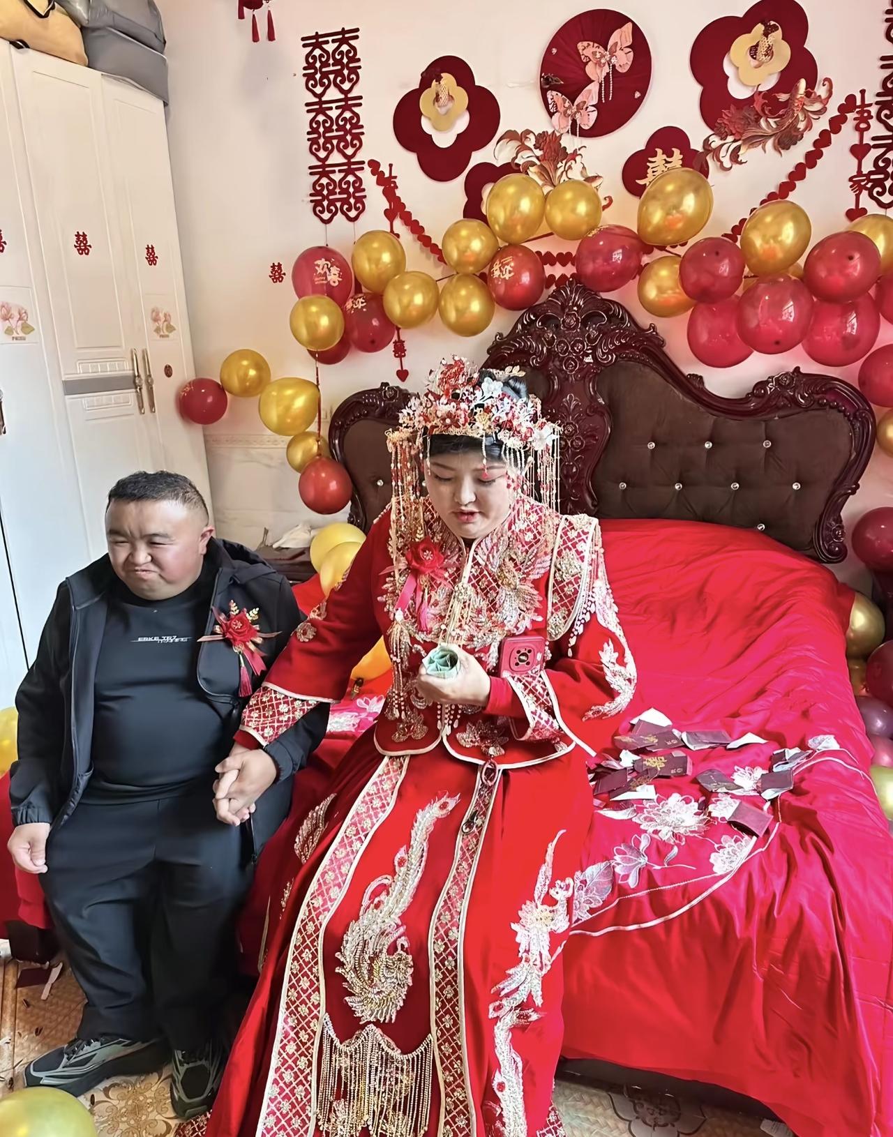 这位博主因为个子矮，长相肥胖，脸又比较的独特，在网上收获了不少粉丝，当然很多网友