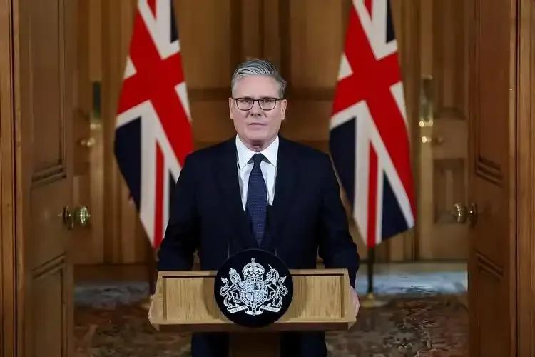 终于动手了。英国首相斯塔默公开宣布，将全面禁止16岁以下未成年人使用社交媒体。这
