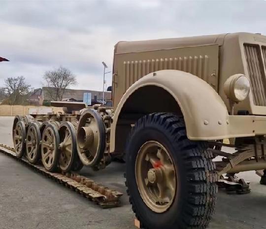 轮式装甲车到底会不会爆胎，这还真有争议。有人说不会，因为它用的是防弹轮胎，有特殊