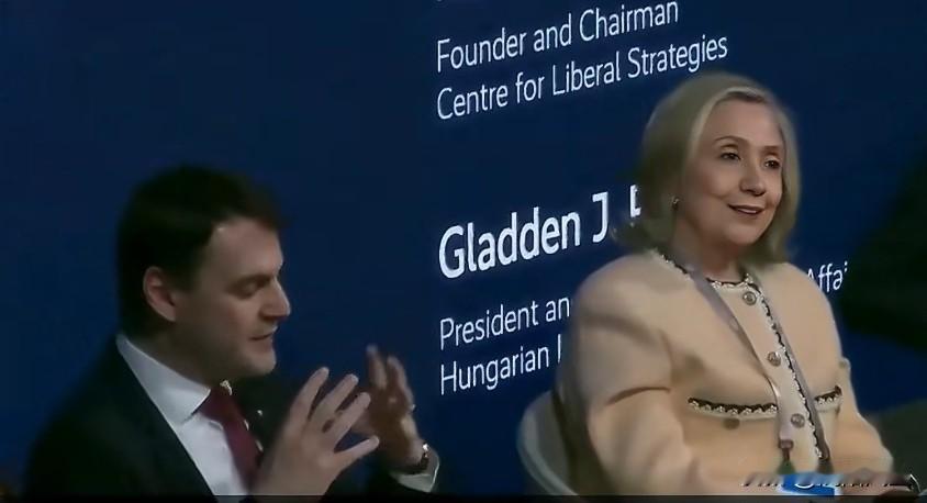 捷克副总理兼外长‌彼得·马青卡与希拉里·克林顿在慕尼黑安全会议访谈期间针锋相对。