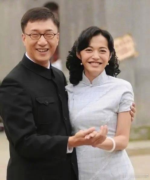 姚晨和孙红雷在《潜伏》剧里演夫妻，没有任何的违和感，可生活中二人站在一起，同样还