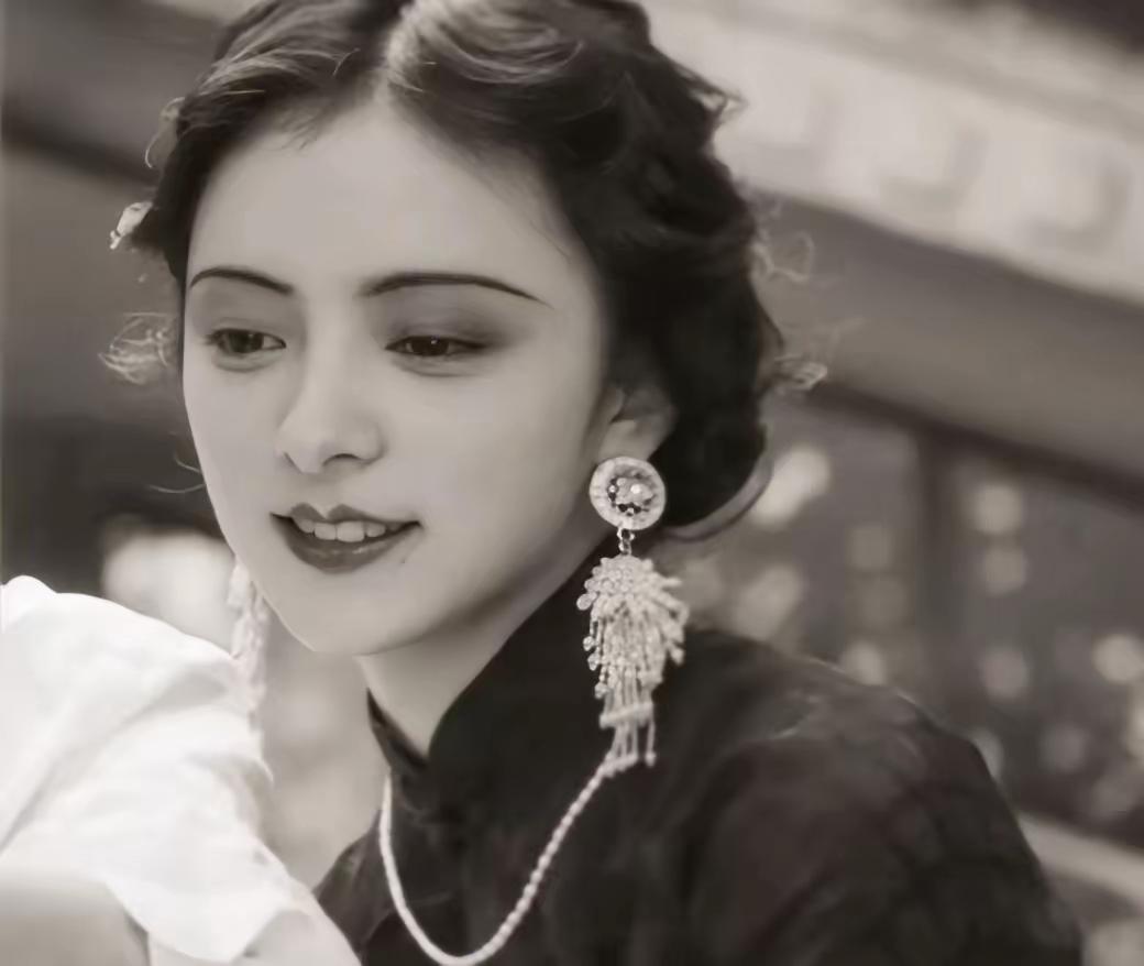 1974年，90岁的杨森迎娶了17岁的张灵凤。洞房之夜，就在杨森要行房事时，张灵