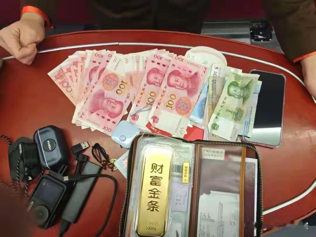 这也太有钱了吧！高铁上发现了一个无人认领的手提包，内藏着价值百万的东西，能把这个