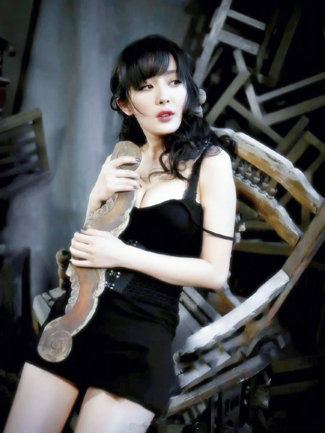 杨幂的一组吊带美腿写真 