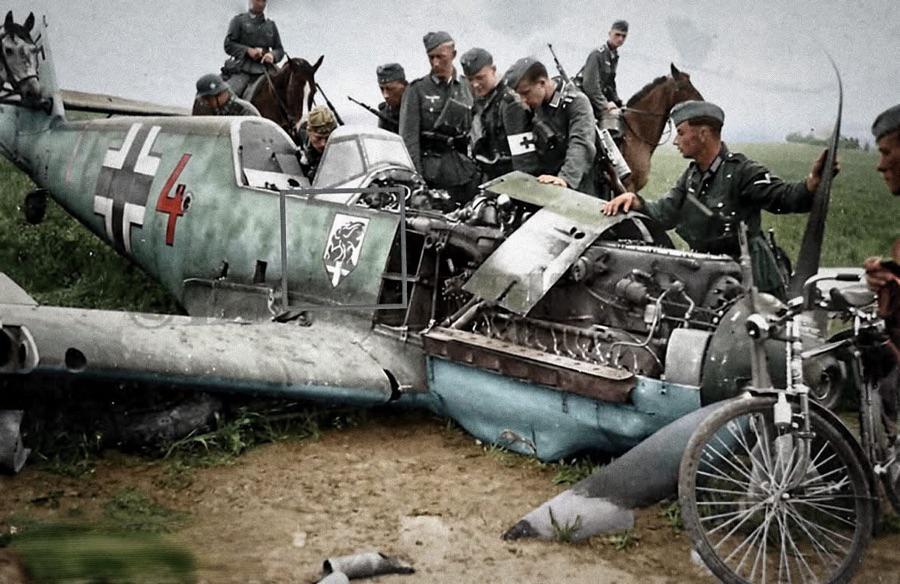 1940年6月，法国境内，德军士兵正在查看刚迫降的德军梅塞施密特Bf-109E1