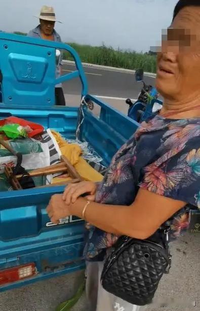 大娘偷栗子被逮，10元想买“安心”？

近日，一位大娘在栗子园偷摘栗子时被园主抓