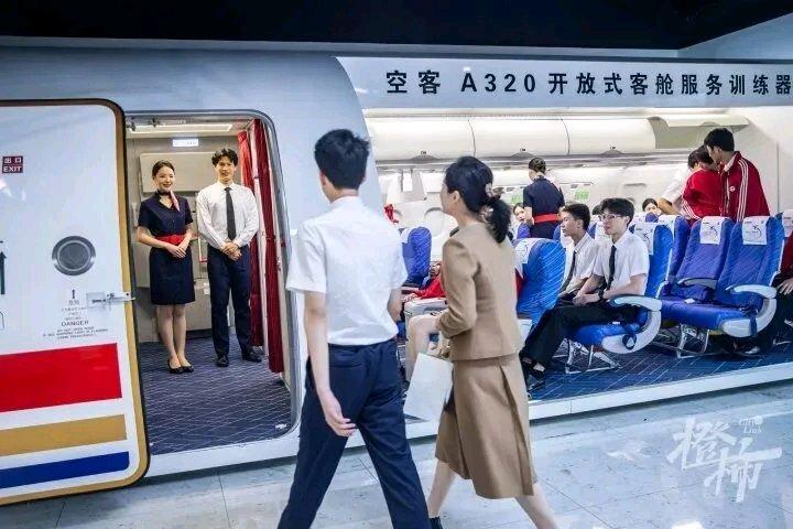 男生想做幼师、女生能当空姐，“兔子警官”也在这里上过学；杭州这所男女比例1：9的