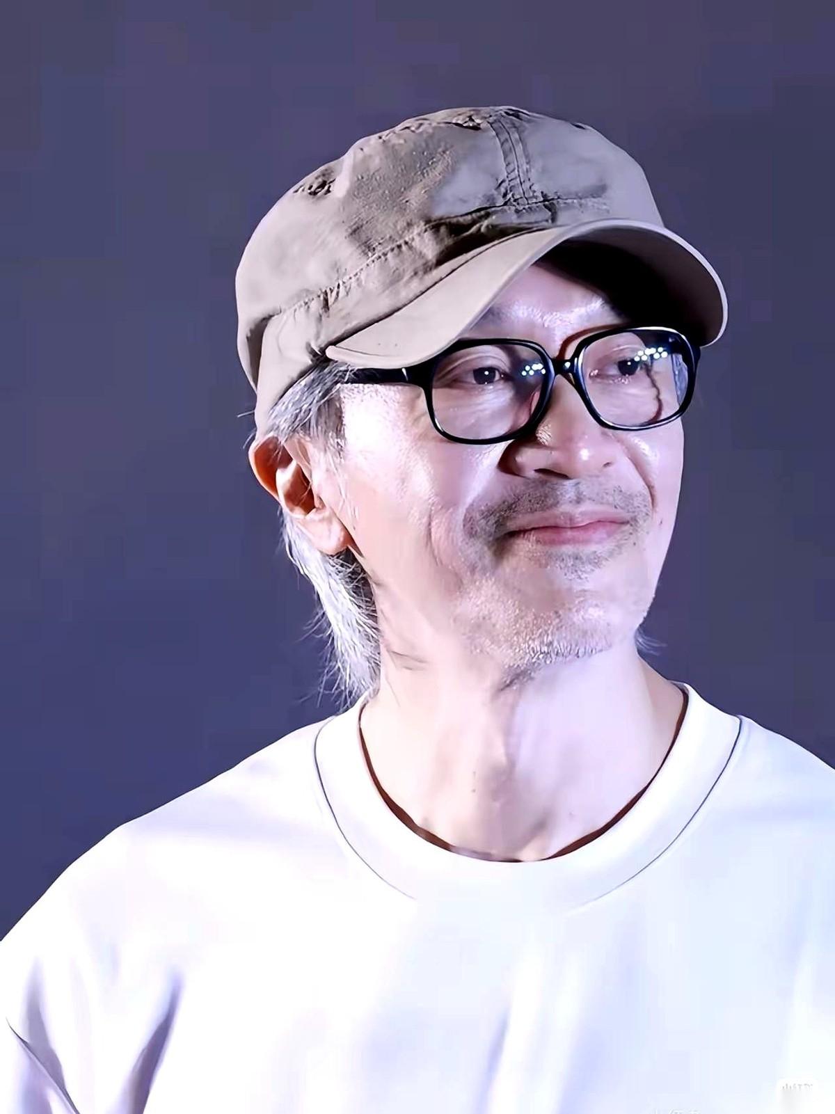 周星驰这部新片的票房走势，直接把一众“预测专家”的脸给抽肿了。
电影没上映前，圈