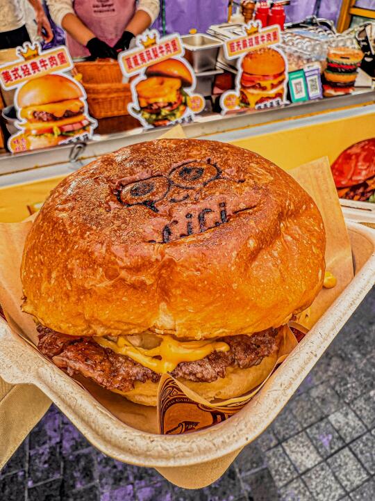 鲁商夜市新顶流！LiLi手作汉堡杀疯了🍔