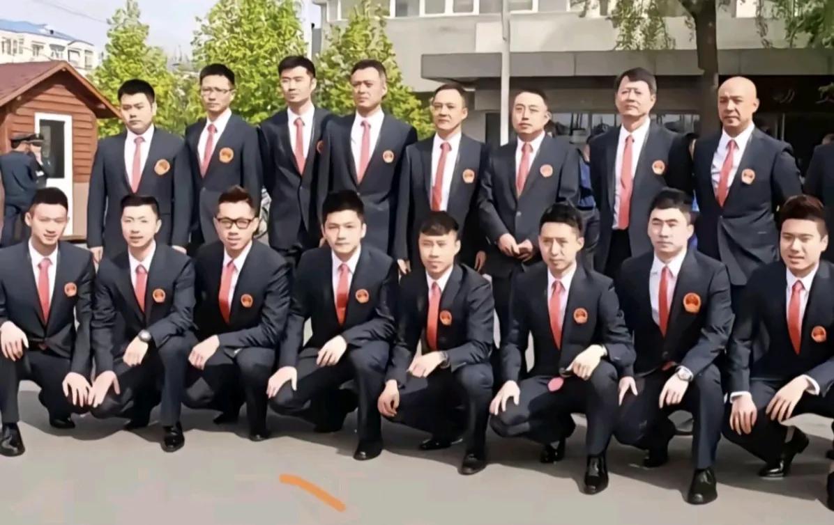 这张国乒全家福帅到炸裂！

全员西装笔挺配白衬衫红领带，前排队员俏皮蹲姿与后排教