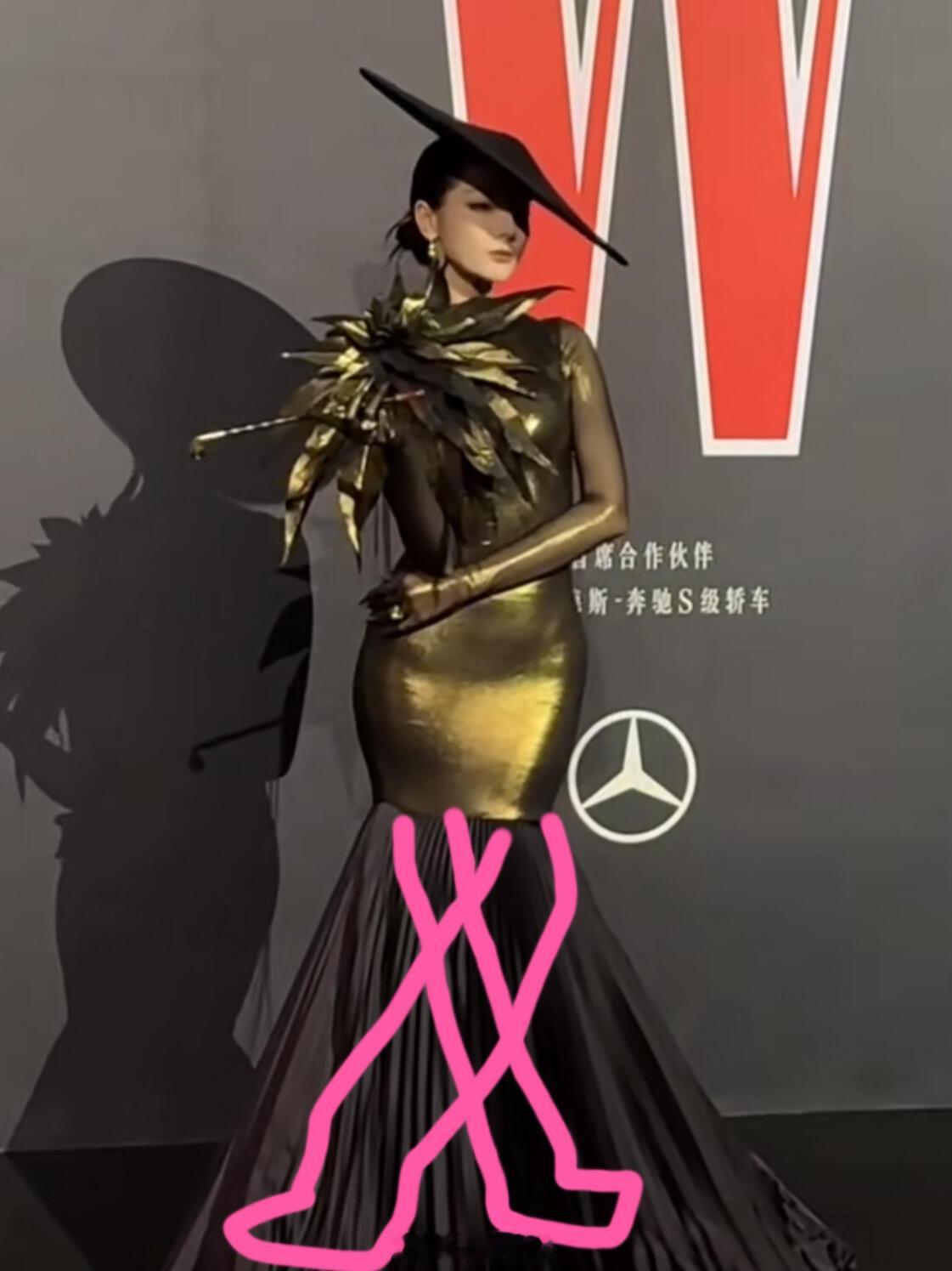 一般这种凸显曲线造型腿怎么放？ ​​​