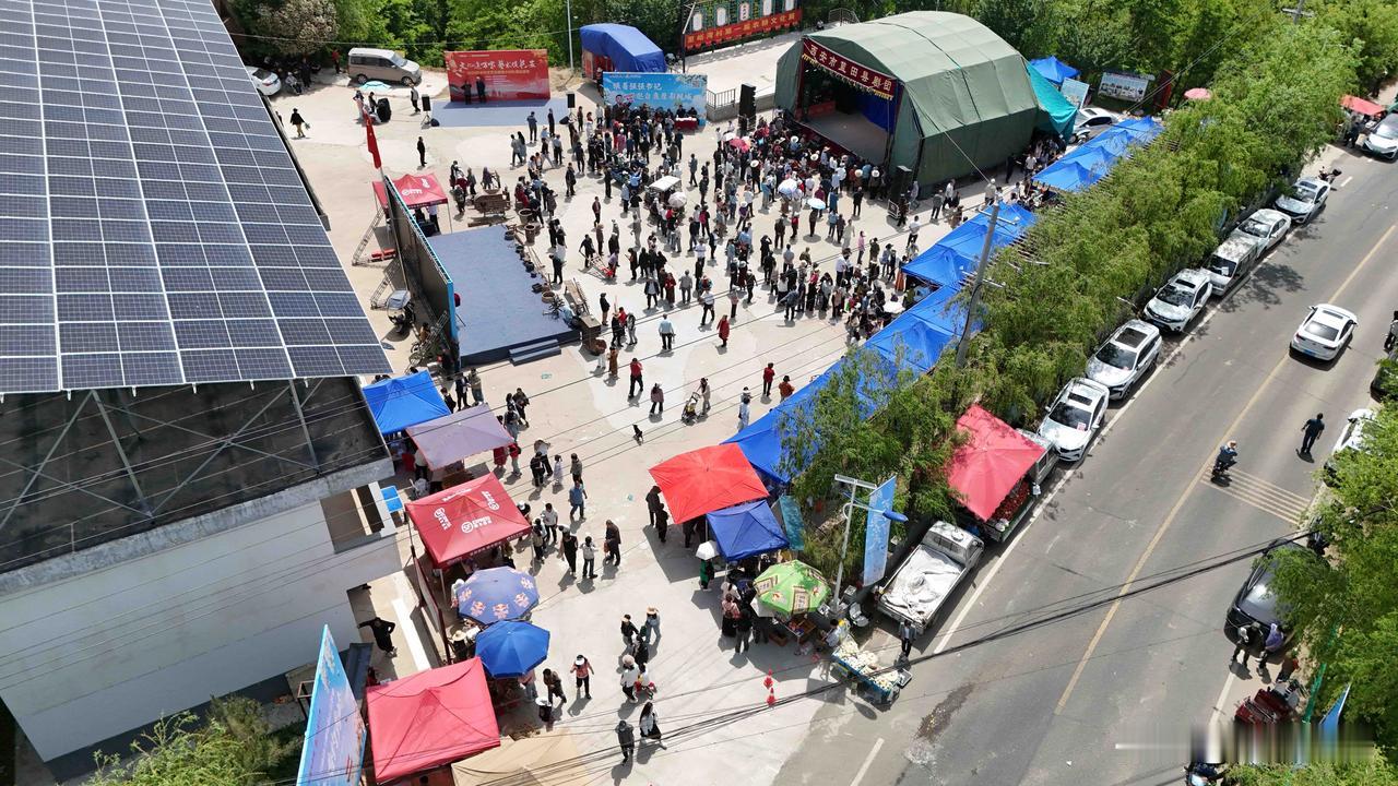 蓝田里峪湾槐花采摘体验周，这个也就是以前的槐花节吧，今天是周日，来这里的人挺多的