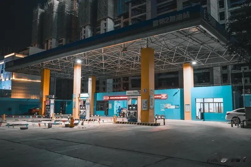 摩托车主不听劝在加油站洒油
 重庆一摩托车主太离谱！不听劝在加油站洒油。1月20