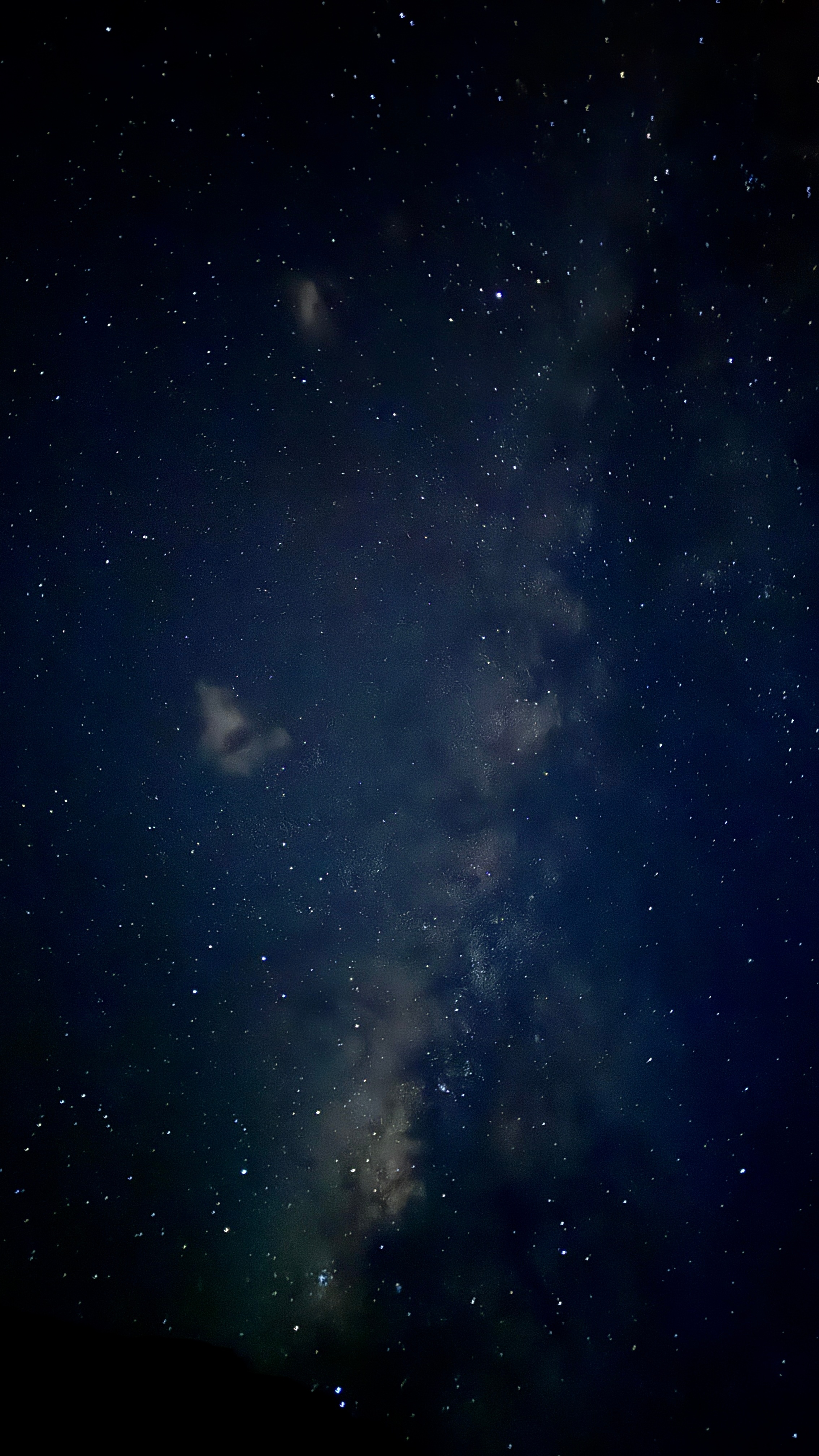 和你分享此刻的星空，第一次用肉眼看到银河，愿看到此图的你都拥有清澈的心和绝佳的运