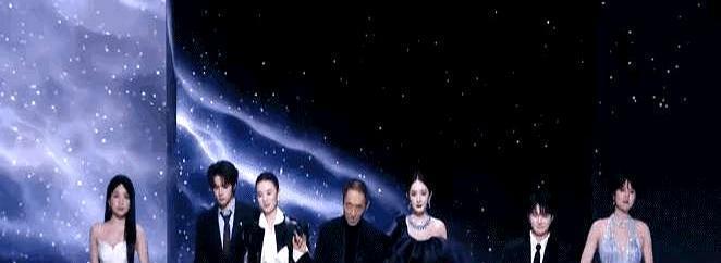 第一个电话没给影帝，给了周深。
张艺谋说：特效烧钱，一声叹息烧心。
《悬崖之上》