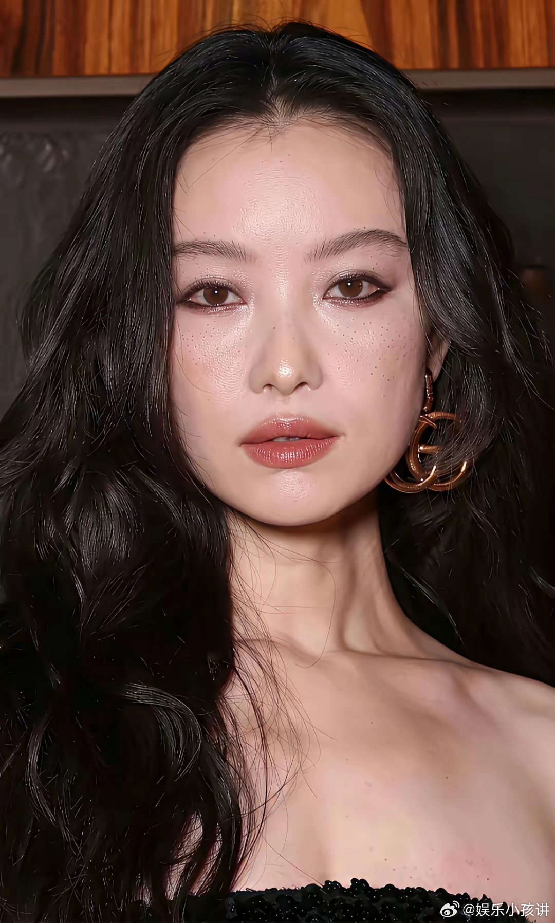 倪妮，咋越来越像舒淇了！作为鲶鱼系美女，虽然倪妮也是平额头，宽眼距，眼睛细长，下