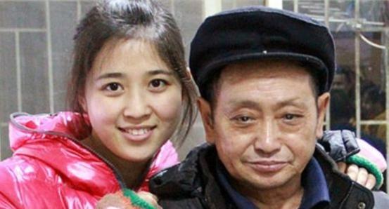 1990年，重庆36岁光棍捡到了一个女婴，含辛茹苦将她拉扯长大。没料到，养女成年