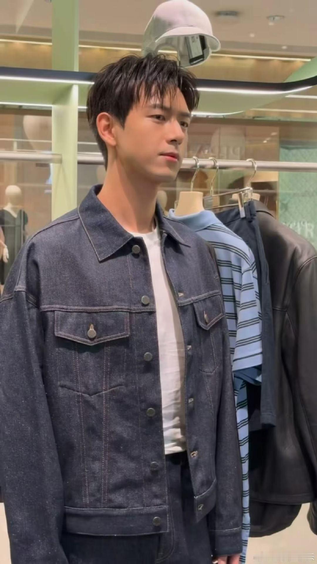 杨幂李现李沁prada状态杨幂李现李沁prada活动直拍 杨幂李现李沁prada