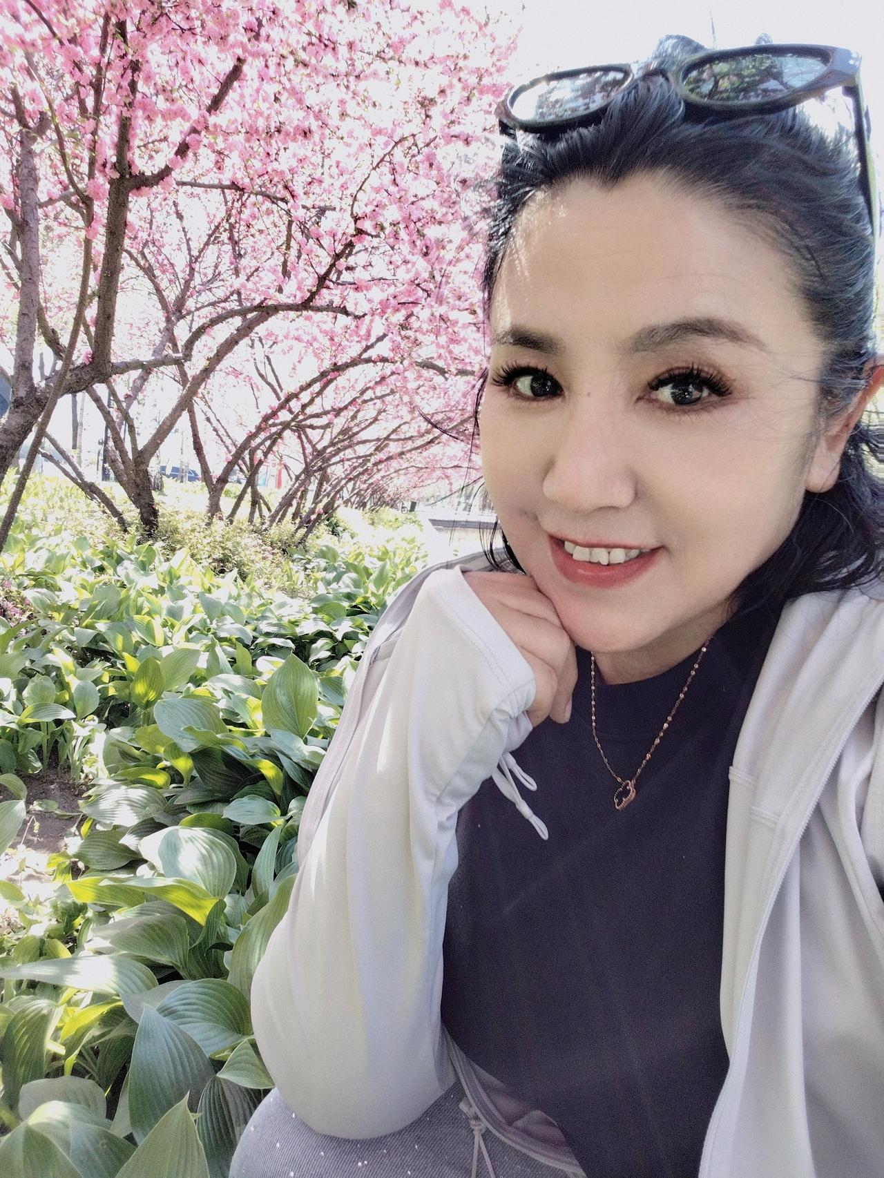 母亲节祝福诗

岁月风霜染鬓华，
慈母恩情暖万家。
默默操劳终不悔，
初心守护伴