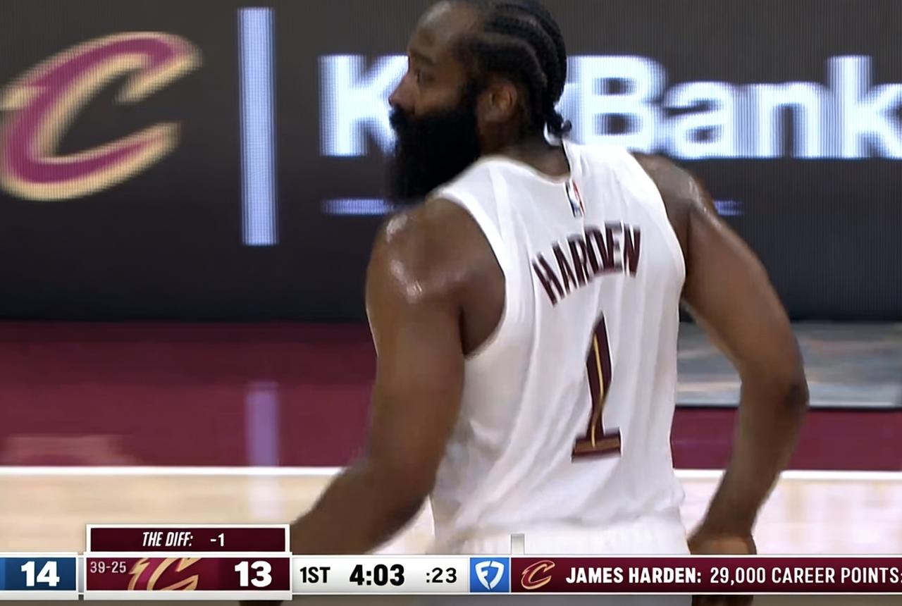 首节还剩4分03秒，哈登通过罚球，拿到了生涯第29000分，达成了新的得分里程碑