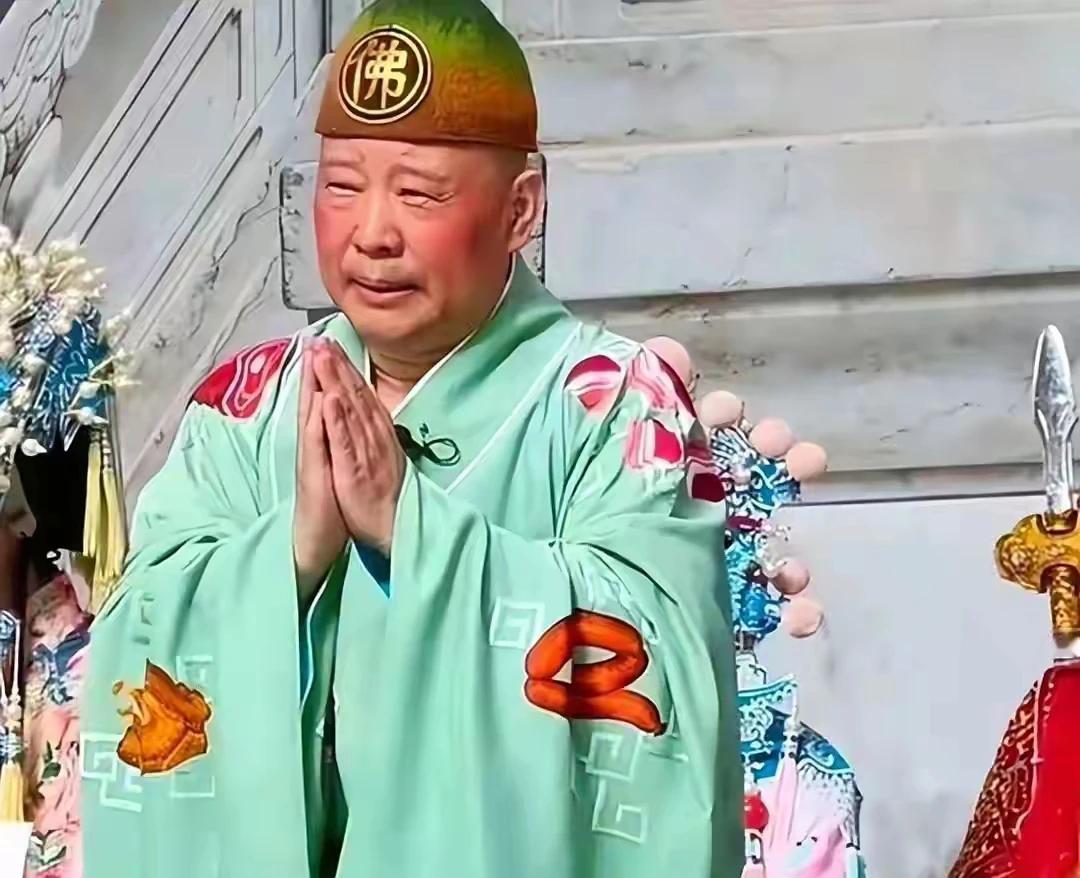 特别赞同小编的观点，假如身边人敢说真话，及时提醒这样改歌词不妥，容易出问题，那老