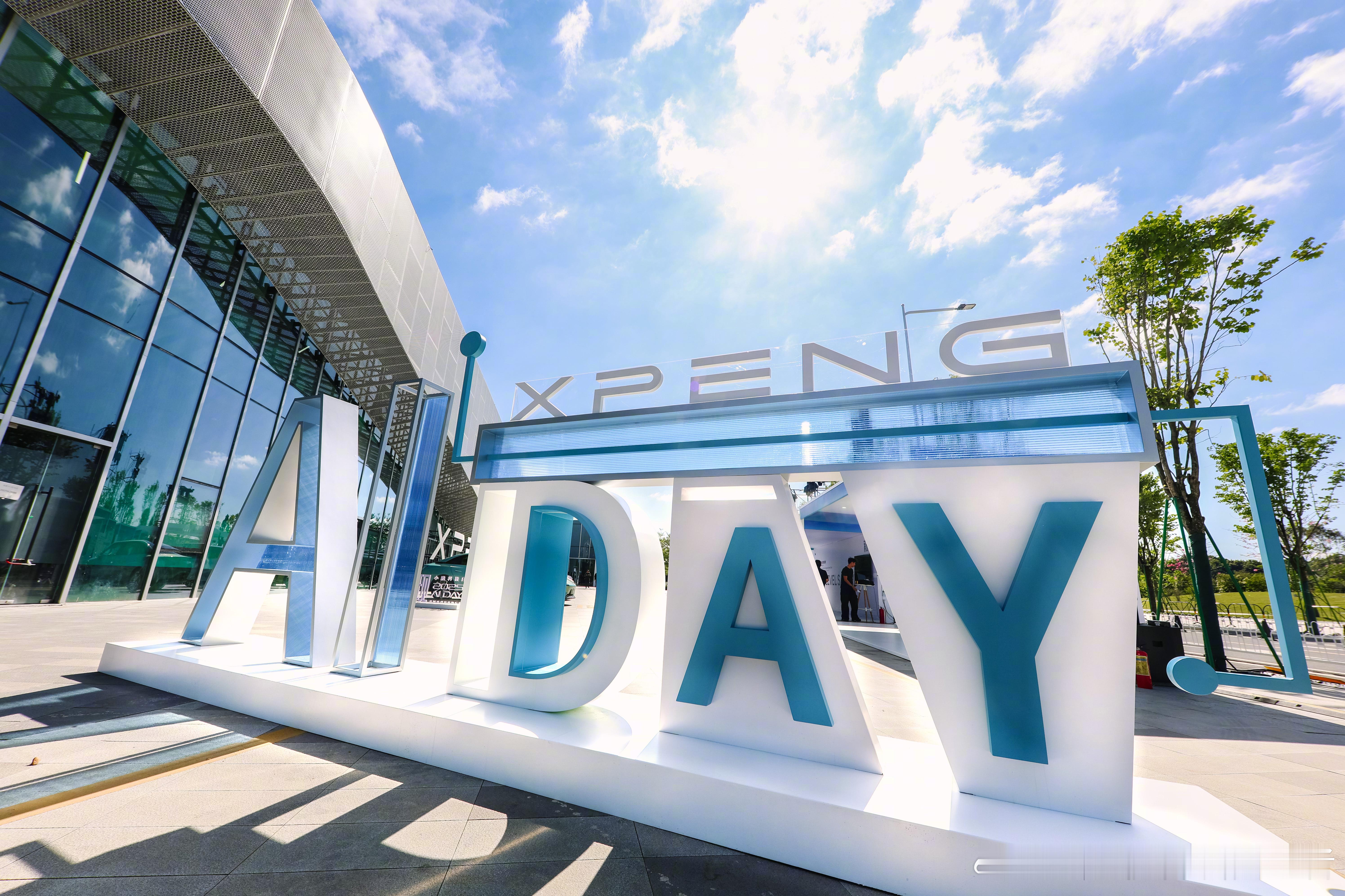 何小鹏首次披露物理AI巨大进展目前国内新能源汽车品牌都在推动AI的发展，也可以说